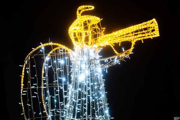 Световая каркасная фигура Ангел с трубой 2м х 0,9 (основание) Белый и Белый теплый